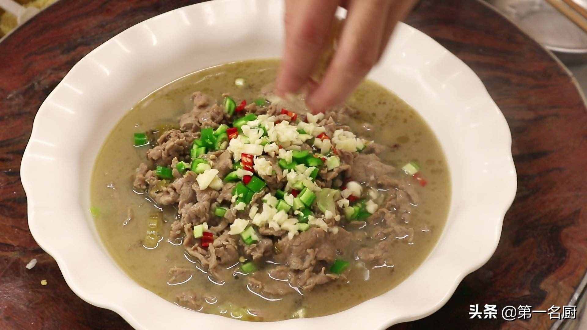 水煮牛肉想要做得好吃，要记住关键这一步，麻辣醇香，滑嫩不柴
