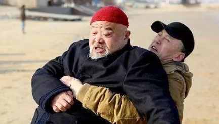 64岁李琦太真实！骑小三轮买菜，挺着大肚子在街头数钱