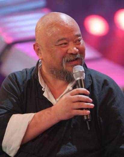 64岁李琦太真实！骑小三轮买菜，挺着大肚子在街头数钱