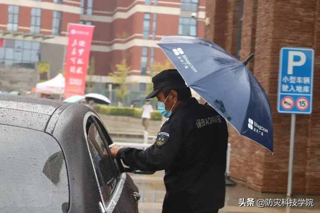 @新同学：迎新当天，ta的身影最特别