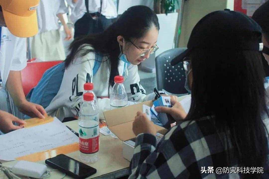 @新同学：迎新当天，ta的身影最特别
