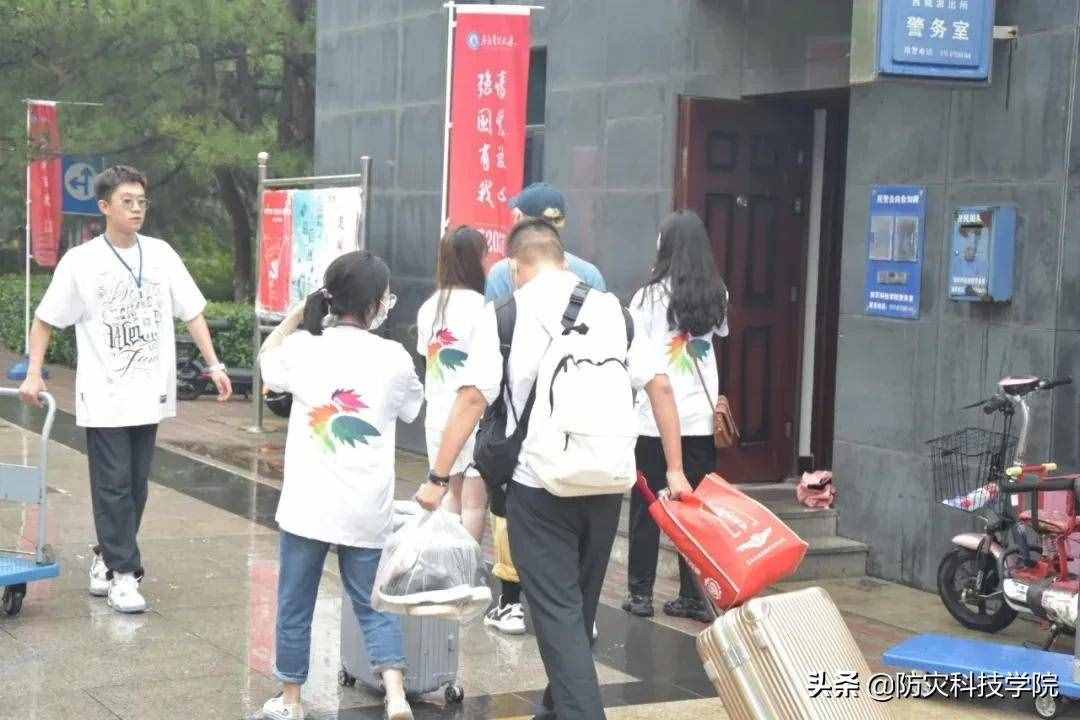 @新同学：迎新当天，ta的身影最特别
