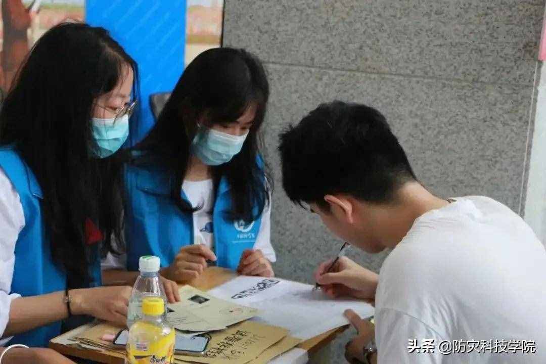 @新同学：迎新当天，ta的身影最特别