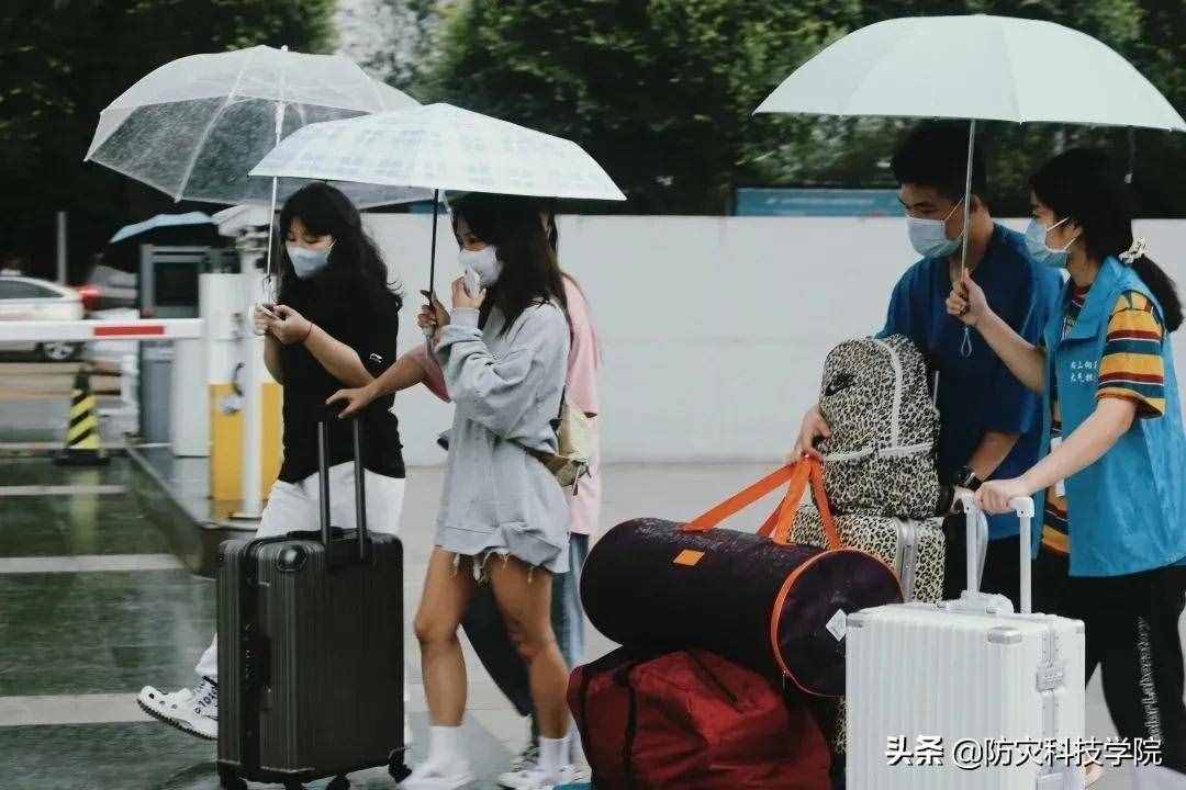 @新同学：迎新当天，ta的身影最特别