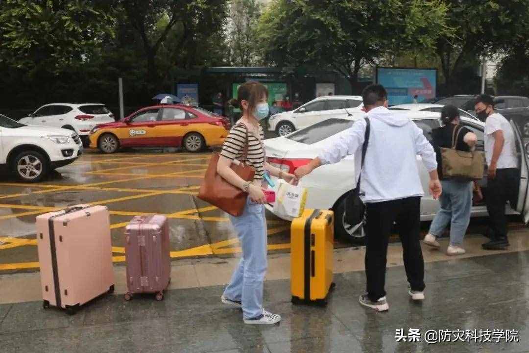 @新同学：迎新当天，ta的身影最特别