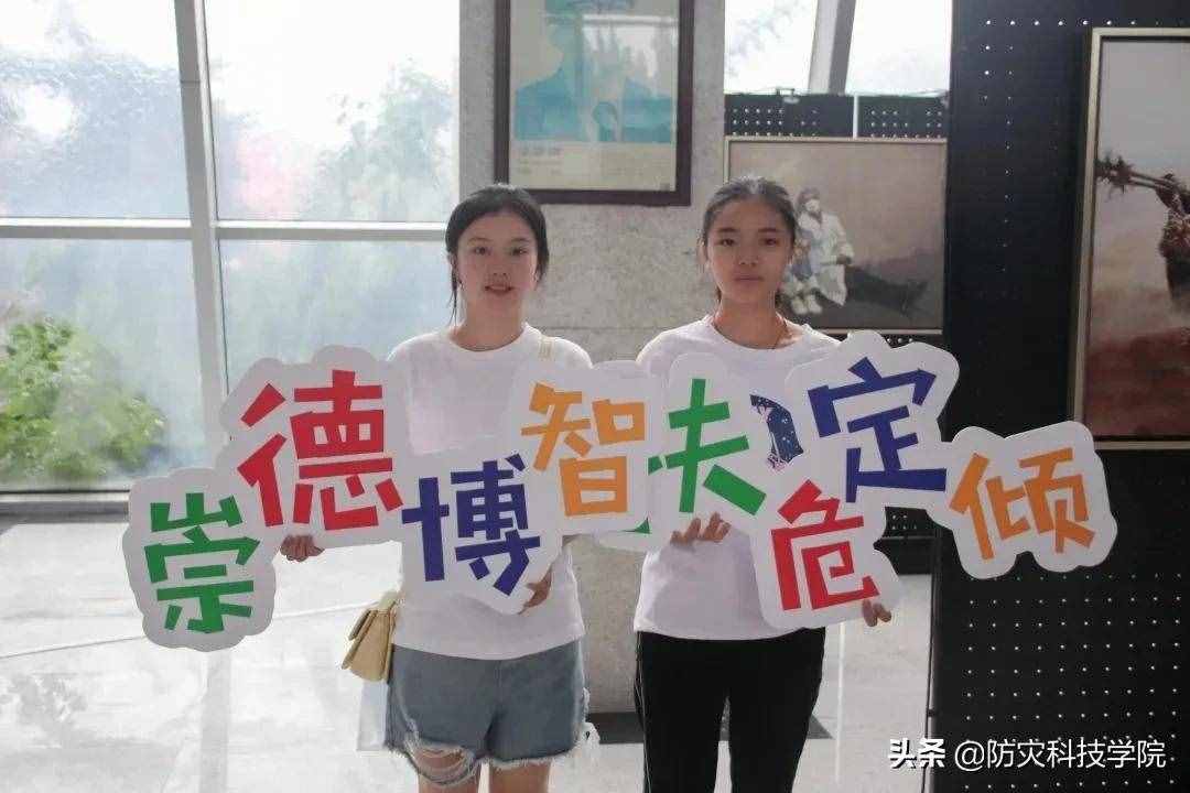 @新同学：迎新当天，ta的身影最特别