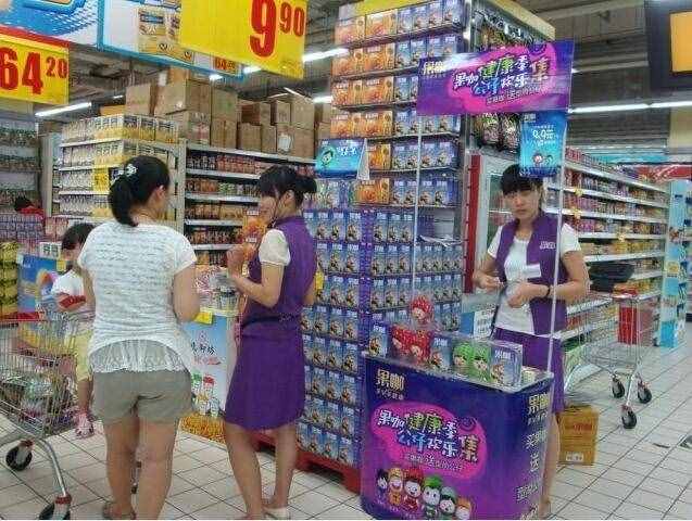 一个月收入2000多的超市营业员，为什么有那么多人干？