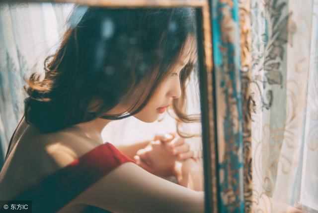 故事：她温柔叫他，充满爱意，他却猛地抬手推开她