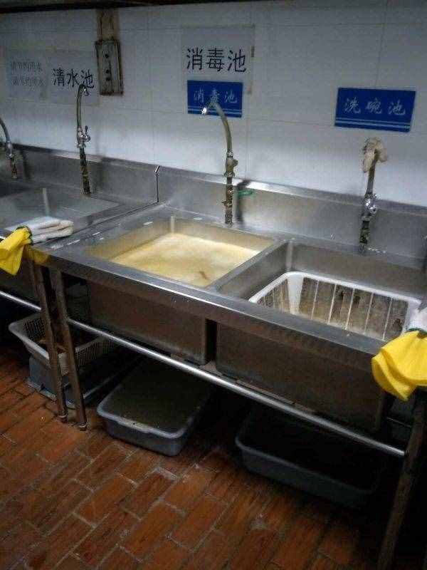 俏江南后厨再曝黑幕：老鼠屎遍布，死蟑螂卧餐盘三天无人处理