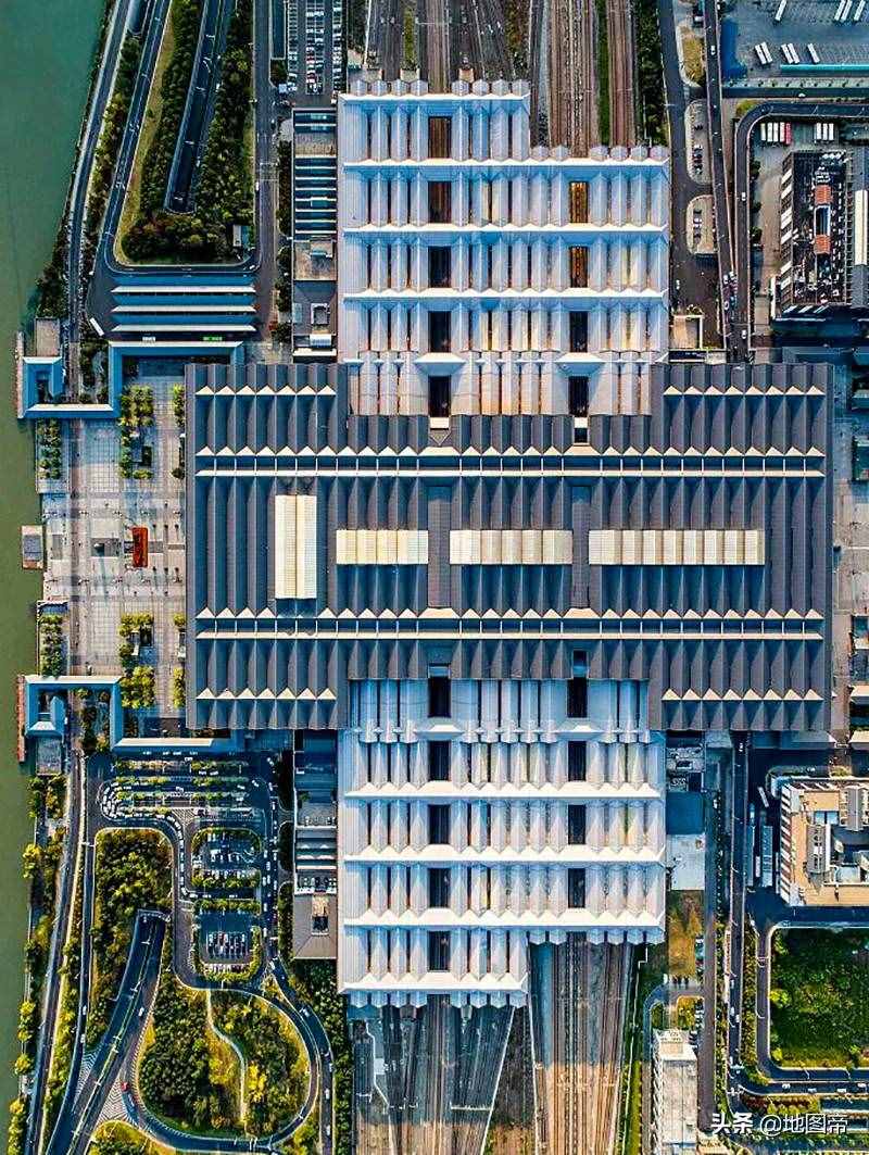 航拍苏州火车站，建筑风格全国都不多见