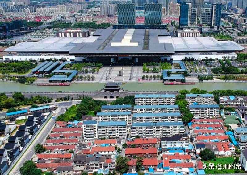 航拍苏州火车站，建筑风格全国都不多见