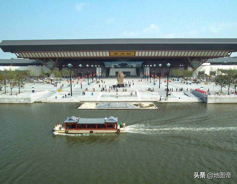 航拍苏州火车站，建筑风格全国都不多见