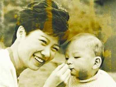 他是亦舒儿子，与妈妈失联44年渴望母爱，看异父妹妹被宠成公主