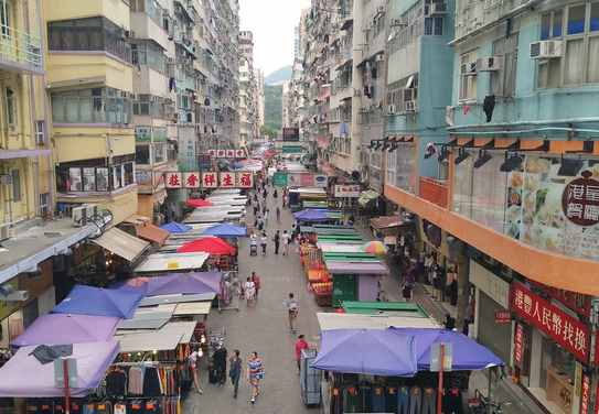 香港这条街“专供女人”，网友：这就是我们2元店水平