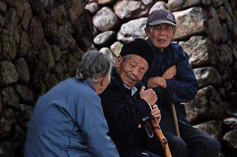 农村俗语“狼走千里吃肉”，甚是经典！下半句众说纷纭，却是精华