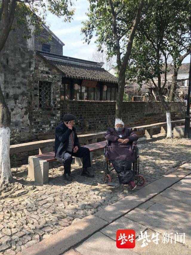老姐妹享受“高考式”用餐服务 苏州古城首批餐饮企业恢复堂食
