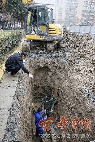 西安丽舍春天小区不到一月爆管三次 上万居民吃水难