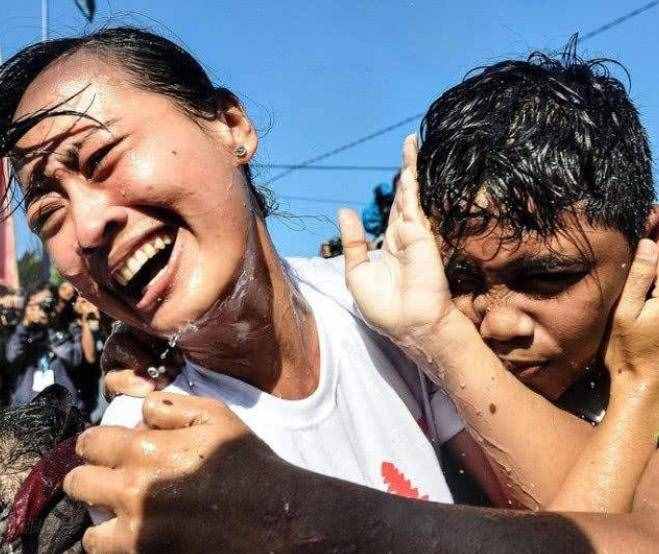 巴厘岛的“奇葩”亲吻节，众多美女被吻哭，游客：再也不敢去了