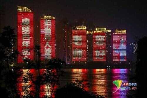 “老师，您辛苦了！”各地上演灯光秀庆祝教师节