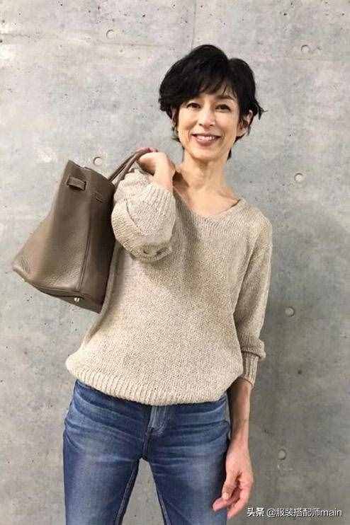 中年阿姨别一味打扮花哨，学日本中年女人这样穿，知性优雅又高级