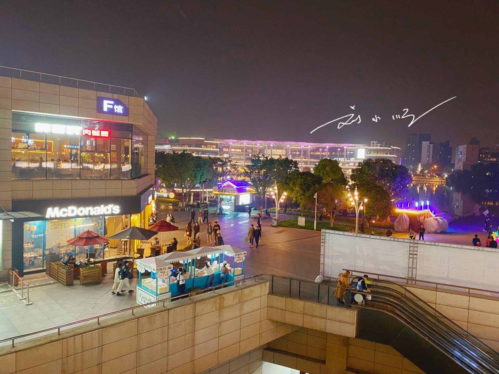 南京郊区的“热门”商场，人气不输市区，游客：一听名字就很霸气