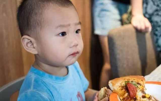 5个月宝宝总吐奶?可能是因为脾胃差,3个方法判断,1招养脾!