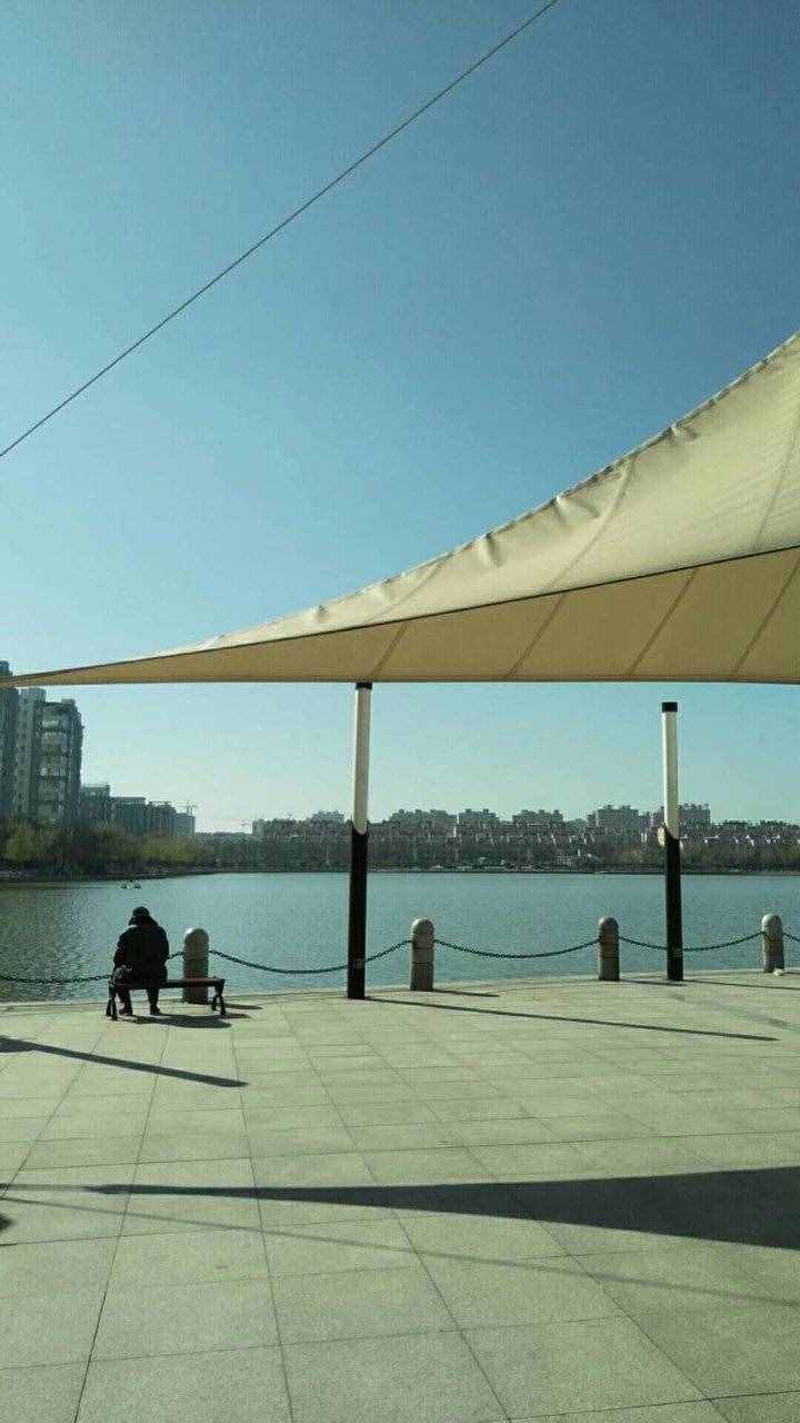 诗歌原创｜游糖城新湖所见 白花簇簇天蓝蓝 微风习习掀柳帘