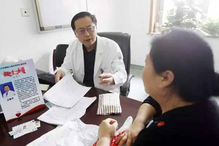 宁波28岁姑娘牙龈出血，腿上都是小红点！医生心疼：年轻人把身体搞垮了