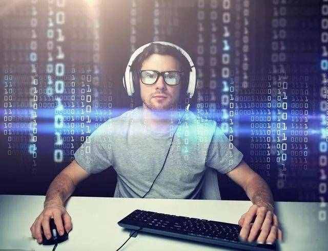 一出手瘫痪6000万台电脑，造成恐慌损失数亿，面对媒体他不会说话