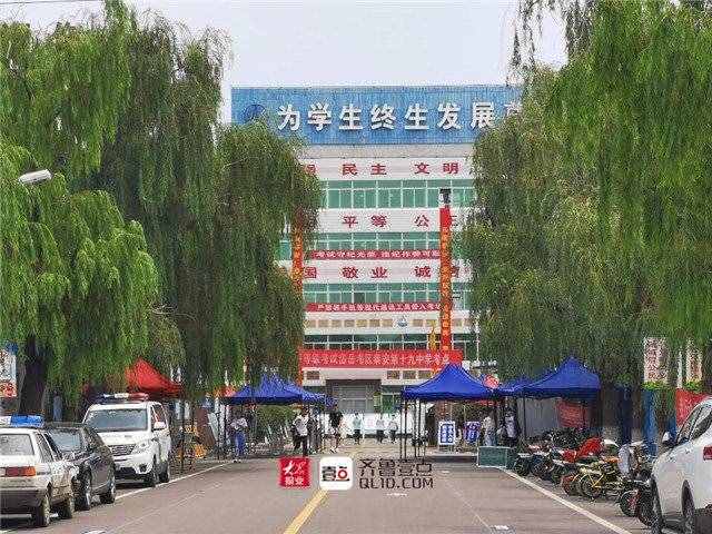直击高考最后一天：泰安十九中门口，鲜花和拥抱，一样都不能少