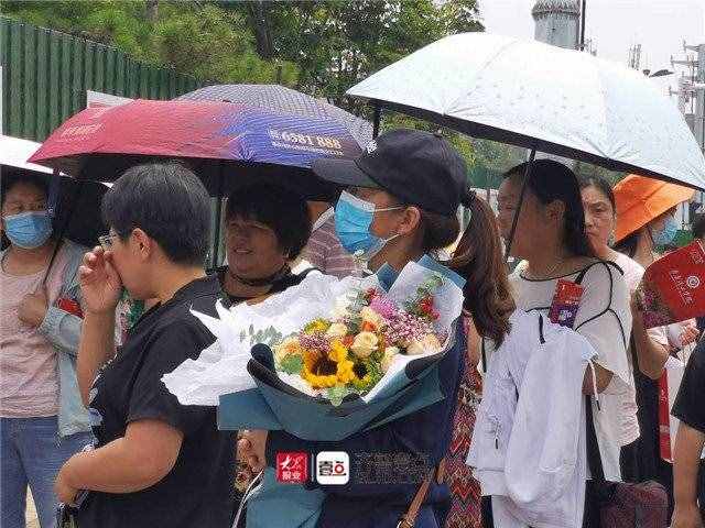 直击高考最后一天：泰安十九中门口，鲜花和拥抱，一样都不能少