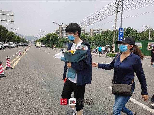 直击高考最后一天：泰安十九中门口，鲜花和拥抱，一样都不能少
