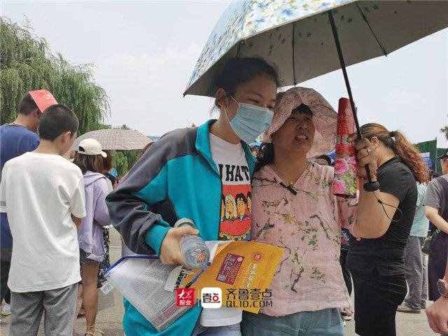 直击高考最后一天：泰安十九中门口，鲜花和拥抱，一样都不能少