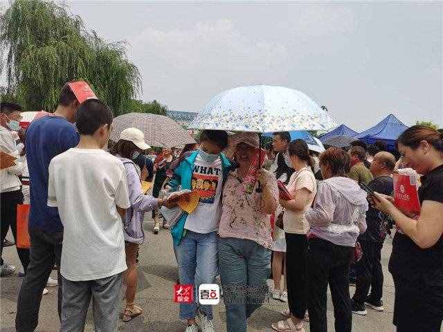 直击高考最后一天：泰安十九中门口，鲜花和拥抱，一样都不能少