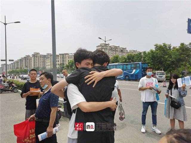 直击高考最后一天：泰安十九中门口，鲜花和拥抱，一样都不能少