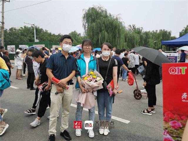 直击高考最后一天：泰安十九中门口，鲜花和拥抱，一样都不能少