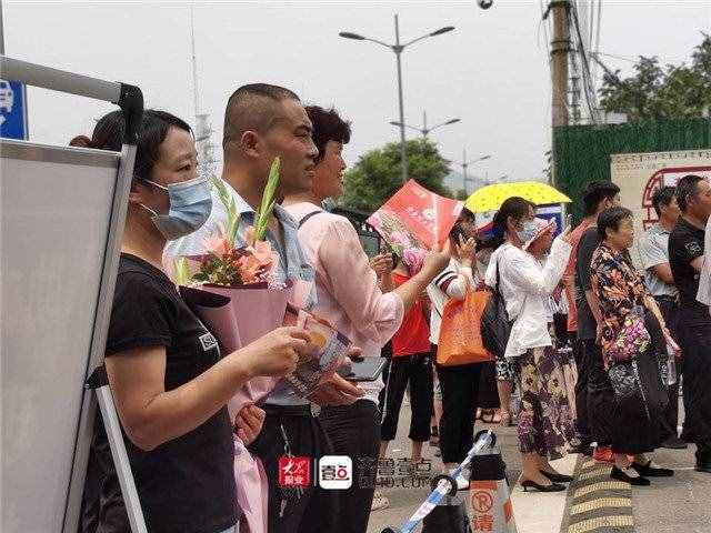 直击高考最后一天：泰安十九中门口，鲜花和拥抱，一样都不能少