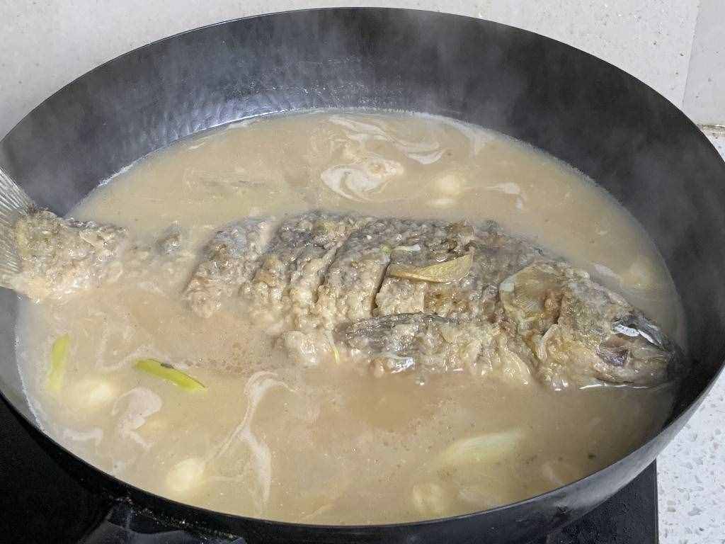 家常炖鱼，直接下锅炸就错了！多加一步，鱼肉酥烂不破皮，太香了