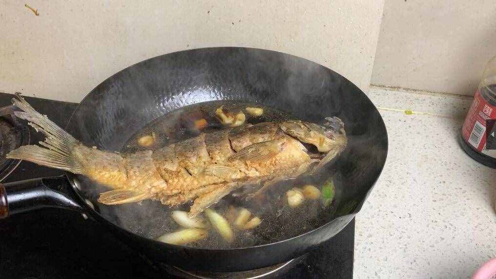家常炖鱼，直接下锅炸就错了！多加一步，鱼肉酥烂不破皮，太香了