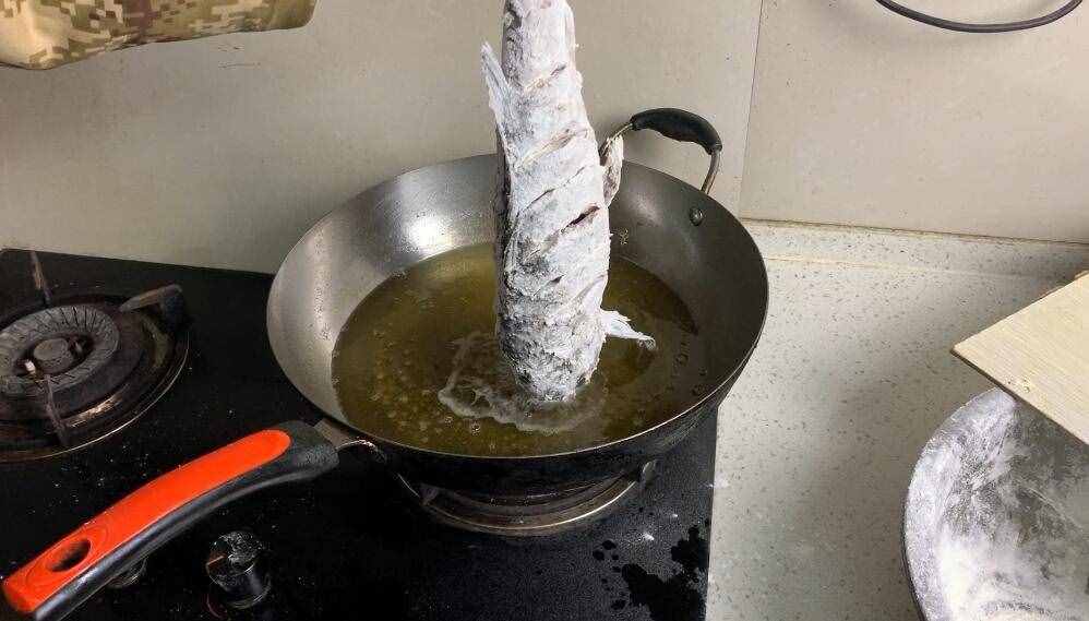 家常炖鱼，直接下锅炸就错了！多加一步，鱼肉酥烂不破皮，太香了